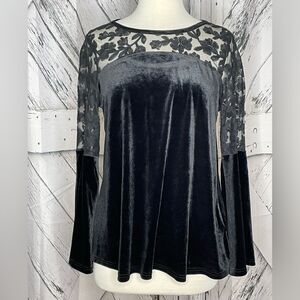 de chance Black Velvet Top, lace neckline, flare sleeve, Size L